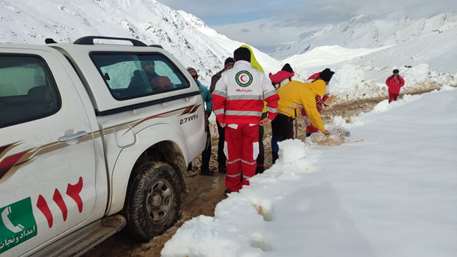 نجات ۱۴ آفرود سوار گرفتار در برف در ارتفاعات «گذر تنگ زندان»
